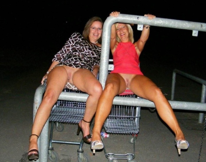 Прикольные девчонки без трусов