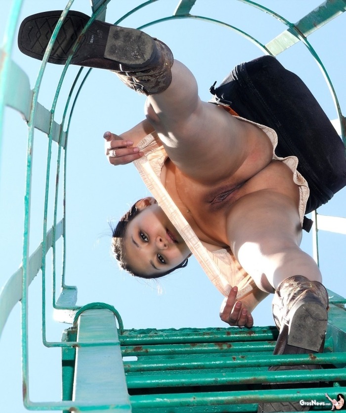 Девушки без трусов вид снизу