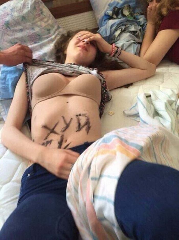 Раздетые девчонки на вписке