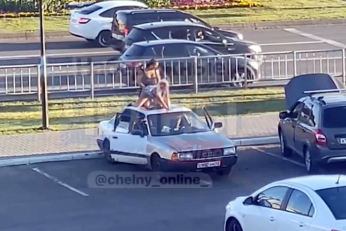 В Набережных Челнах две девушки на крыше автомобиля